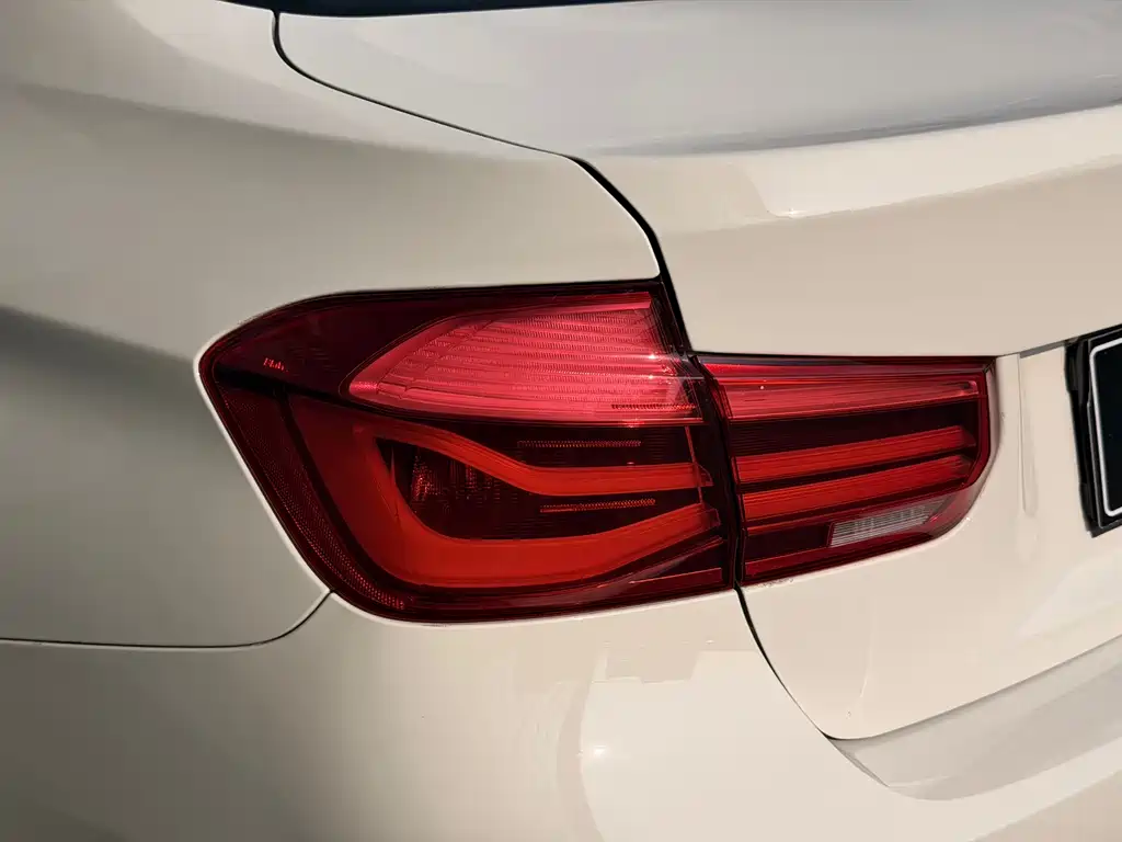 BMW 3 Series 2018 — фото 22