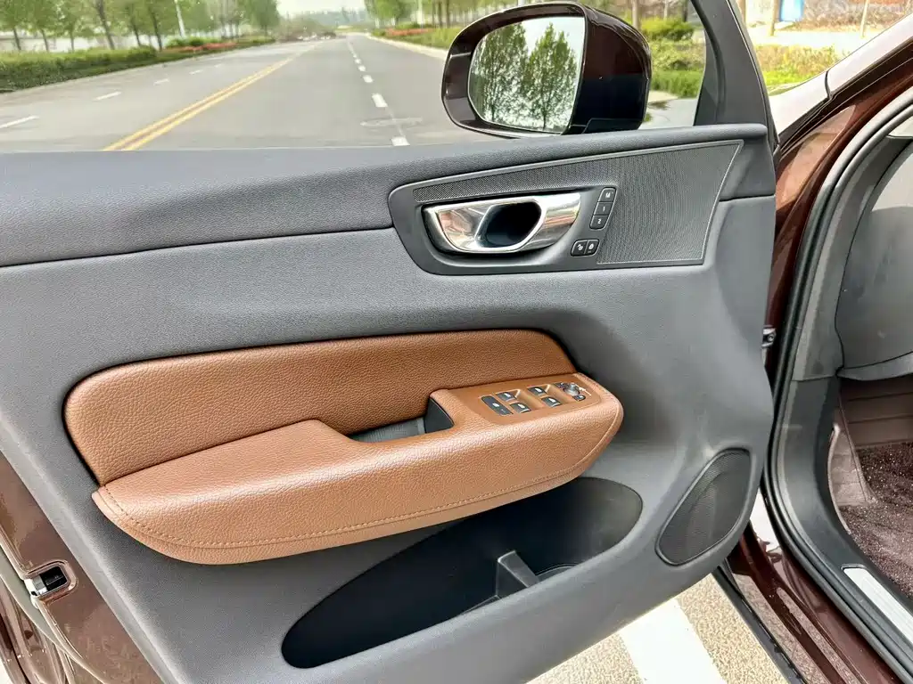 Volvo XC60 2019 — фото 15
