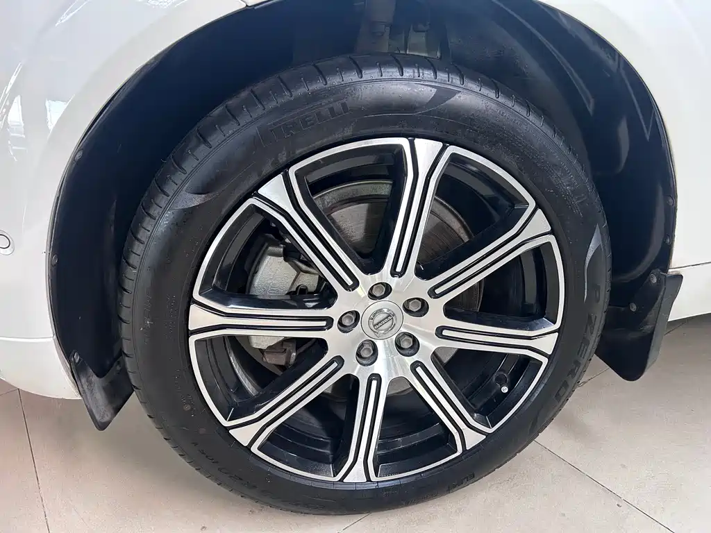 Volvo XC60 PHEV 2018 — фото 13