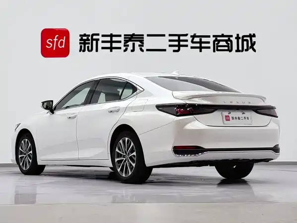 Lexus ES 2025
