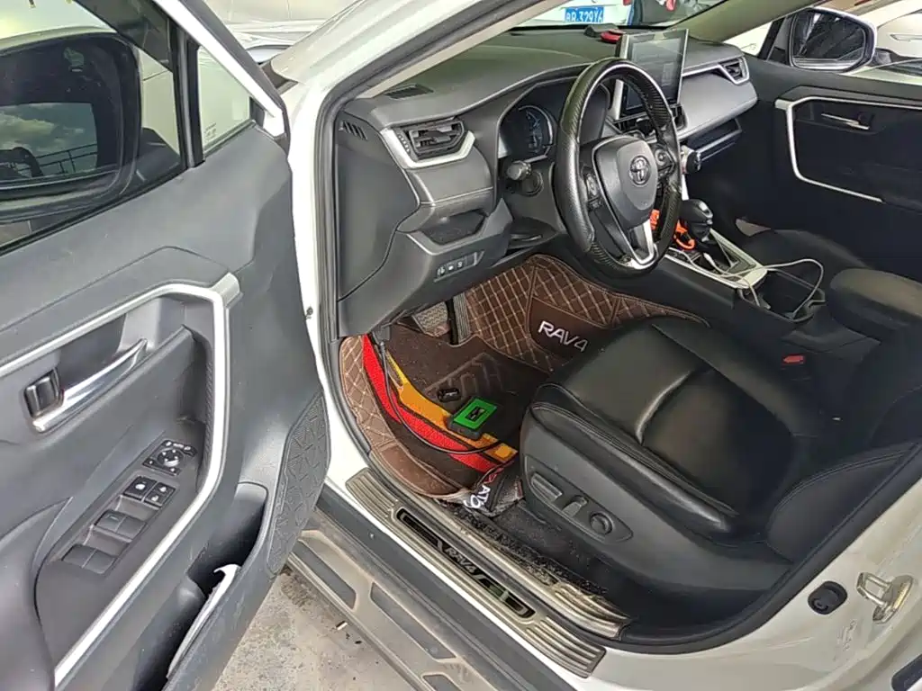 Toyota RAV4 2023 — фото 16