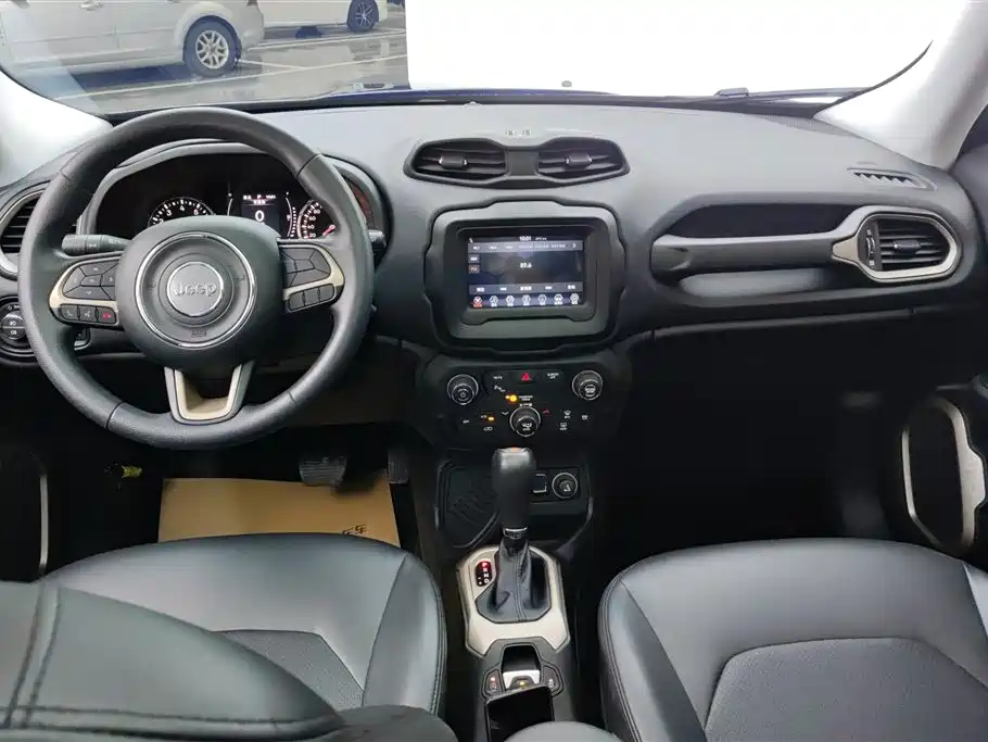 Jeep Renegade 2018 — фото 12