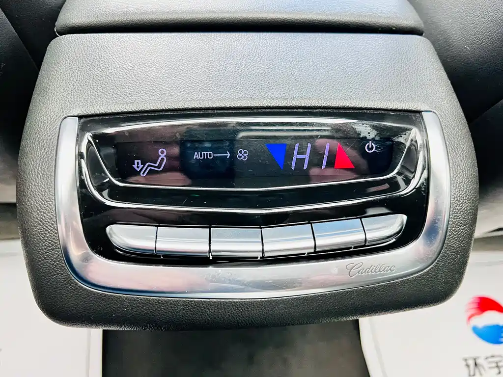 Cadillac XT6 2021 — фото 21