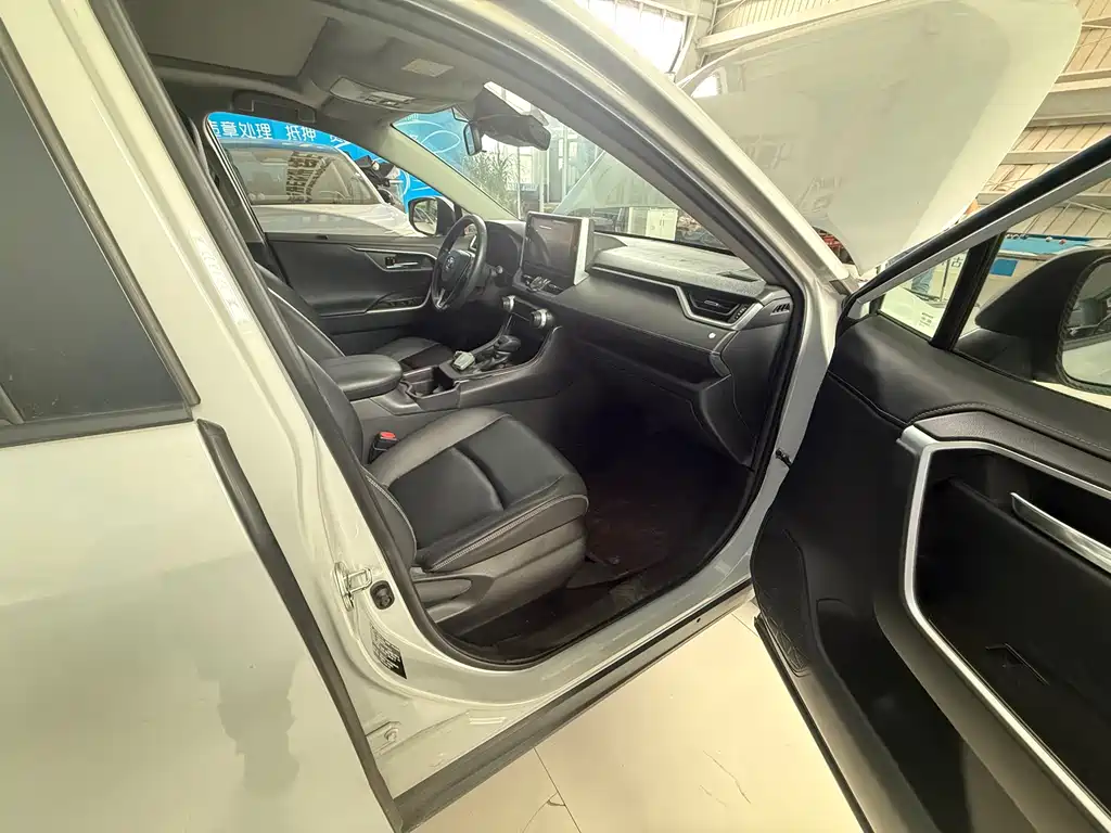 Toyota RAV4 2020 — фото 16