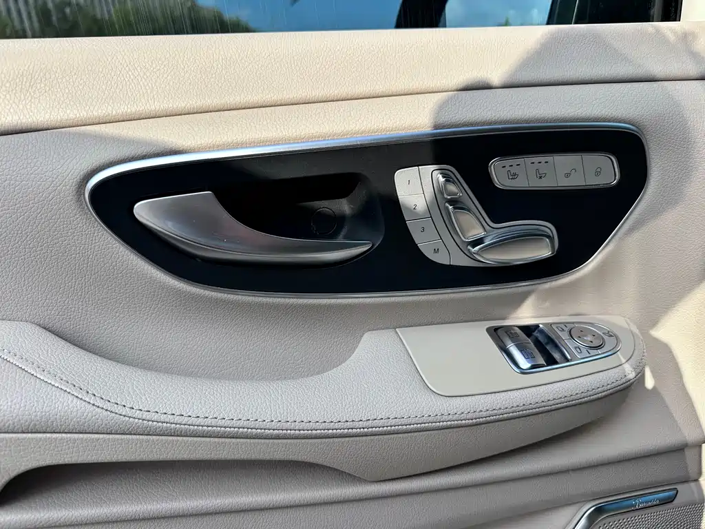 Mercedes-Benz V-Class 2017 — фото 19