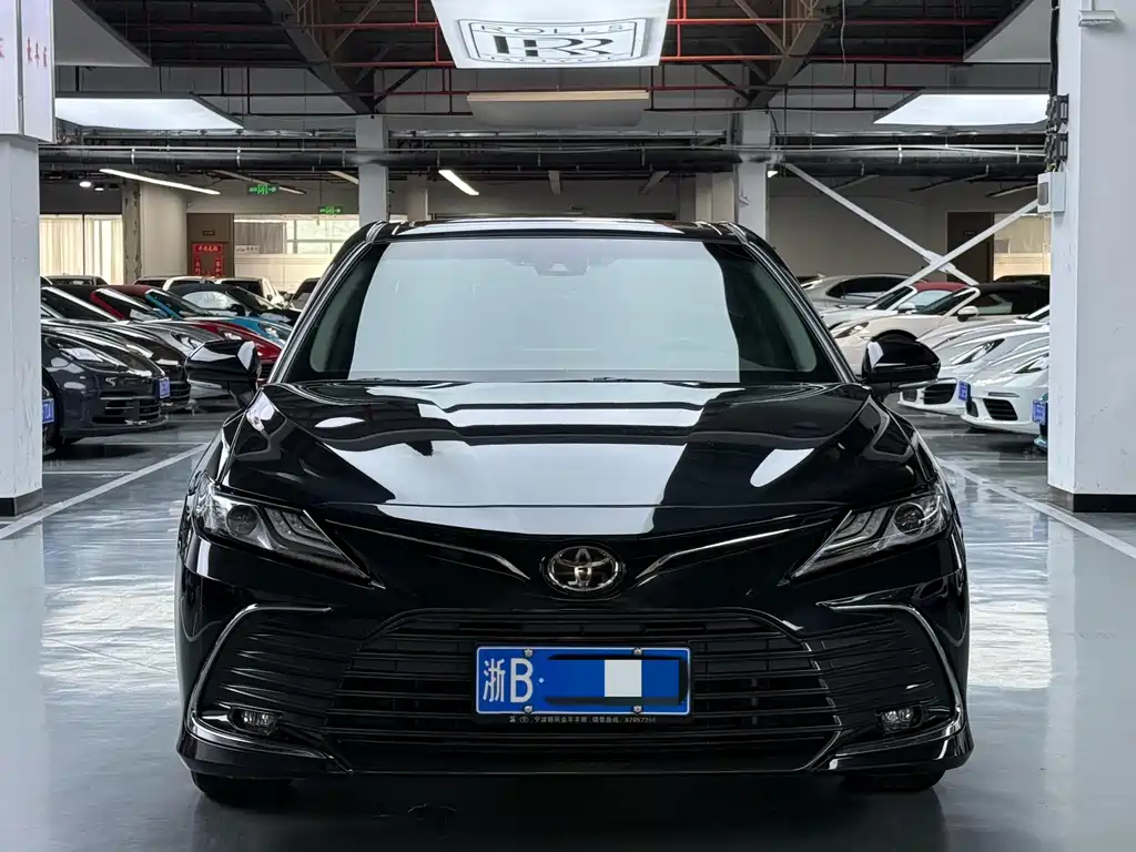 Toyota Camry 2023 — фото 2