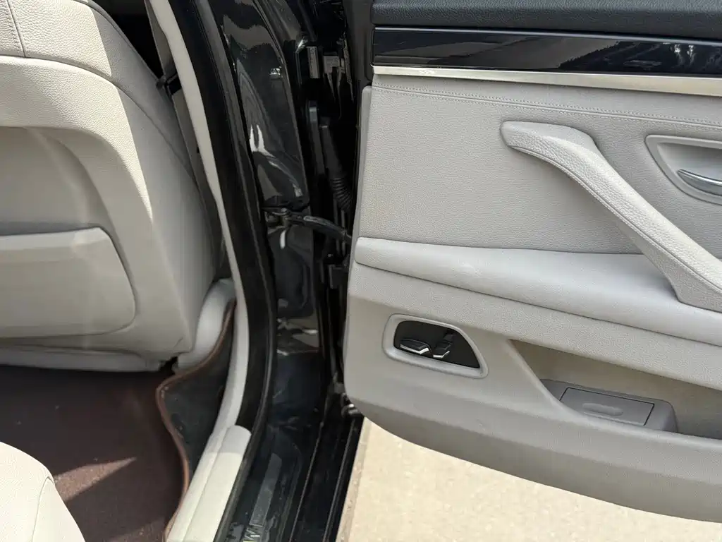 BMW 5 Series 2012 — фото 11