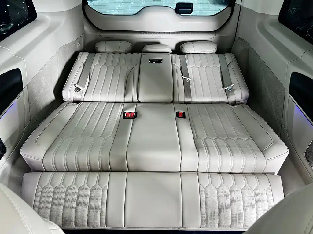 Mercedes-Benz V-Class 2025 — фото 13