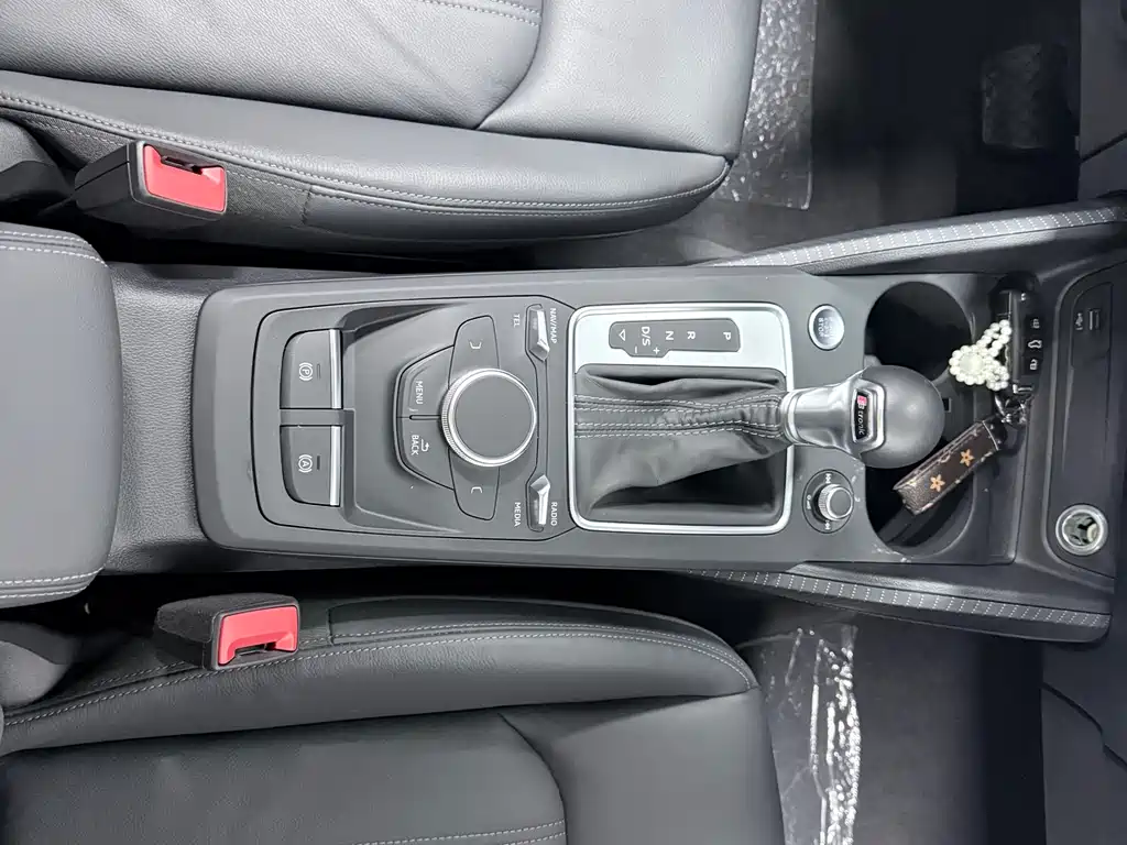 Audi Q2L 2023 — фото 14