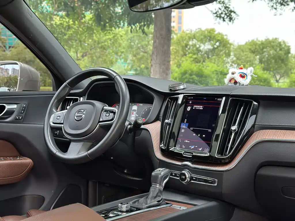 Volvo XC60 2021 — фото 12
