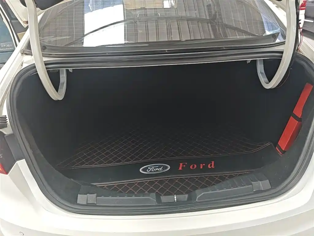 Ford Escort 2018 — фото 19