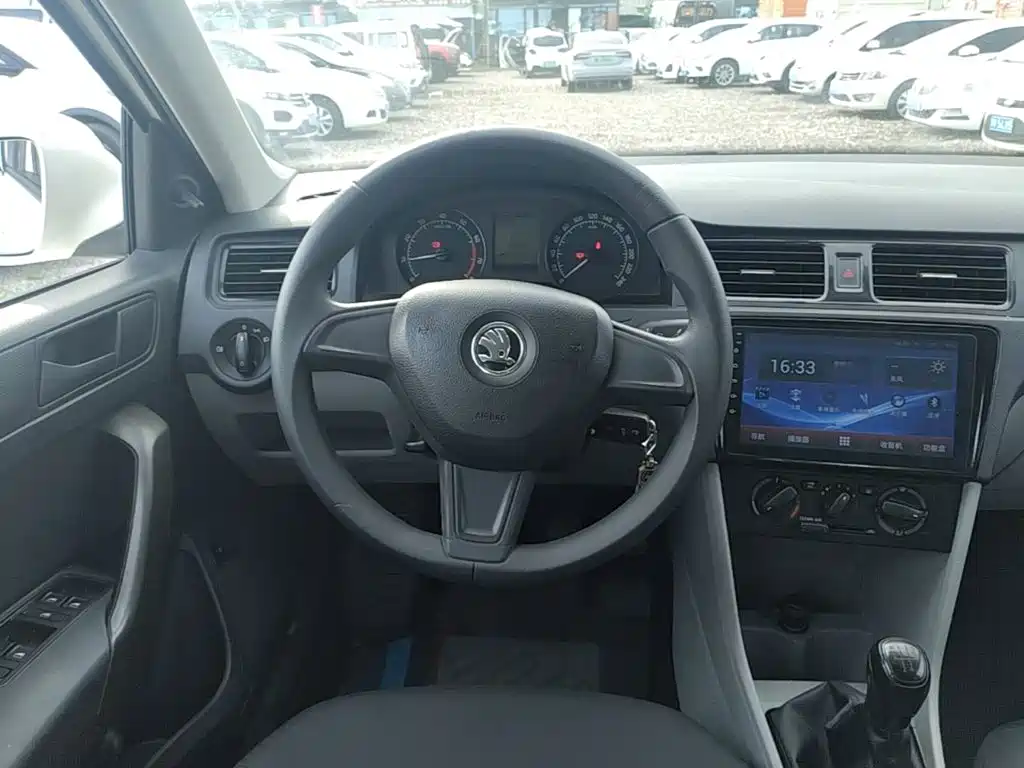 Skoda Rapid 2017 — фото 11