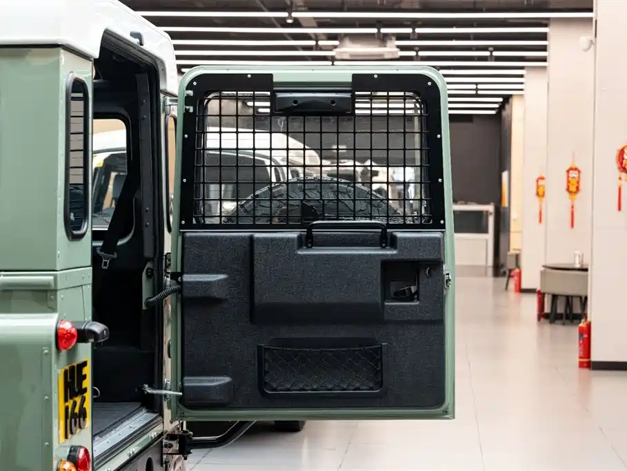 Land Rover Defender 2017 — фото 16
