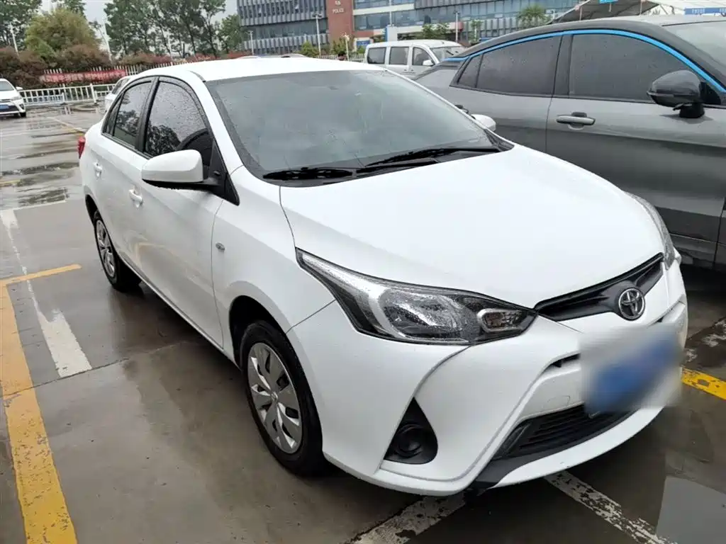 Toyota Yaris L 2021 — фото 4