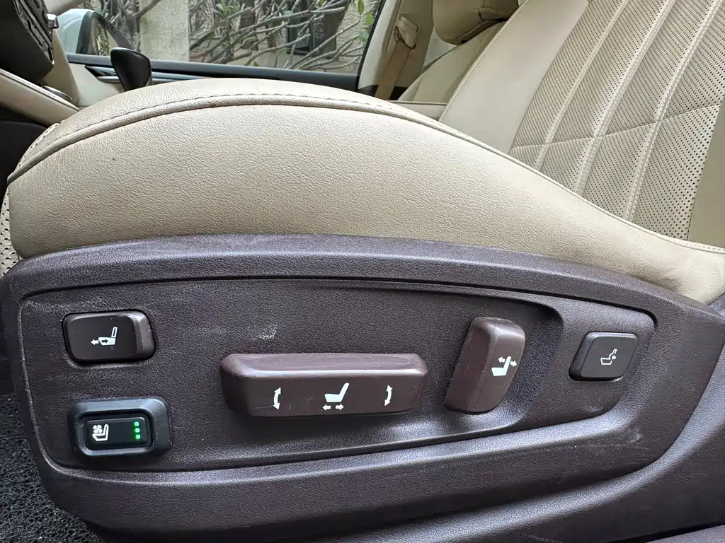 Lexus ES 2016 — фото 15