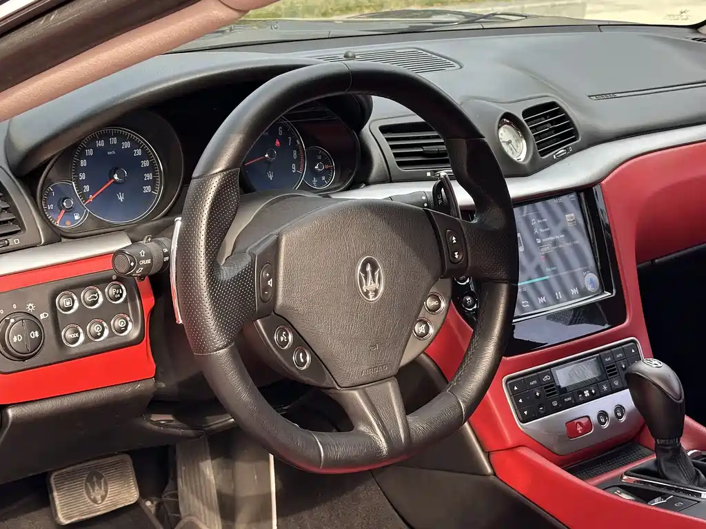 Maserati GranTurismo 2016 — фото 15