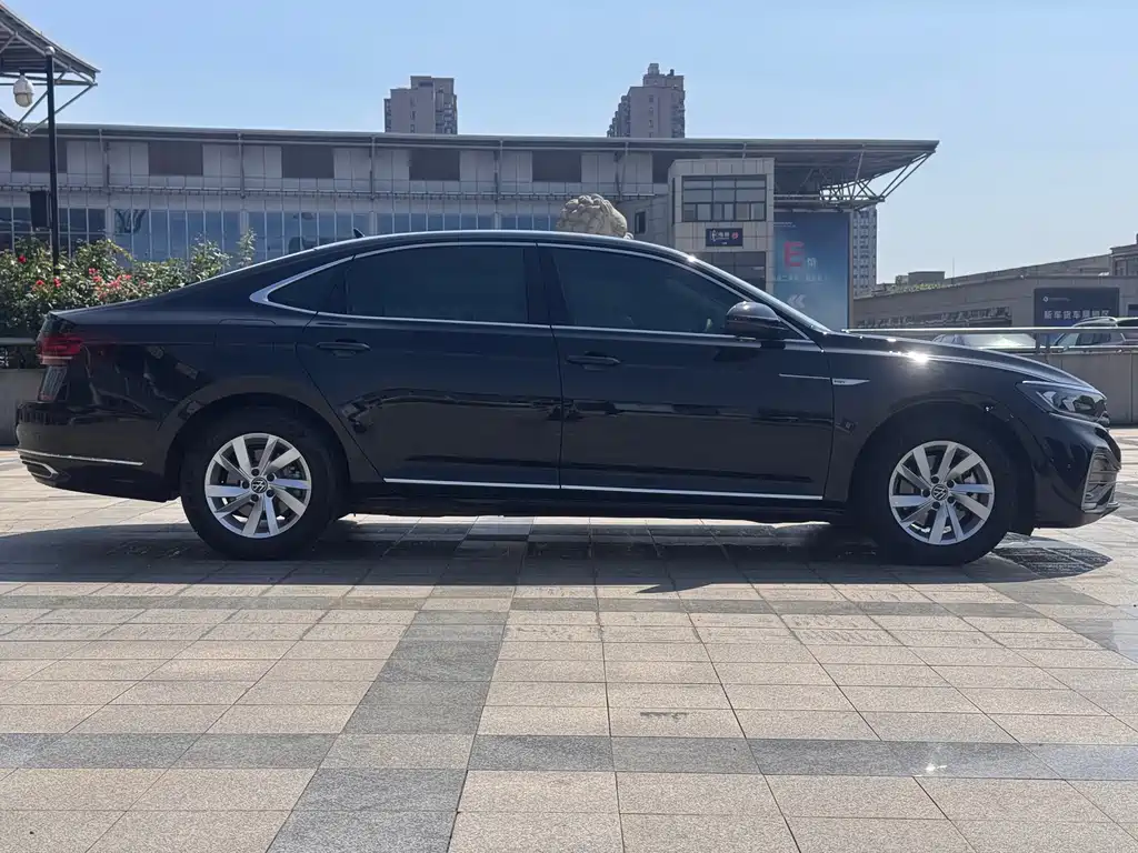 Volkswagen Passat PHEV 2023 — фото 4