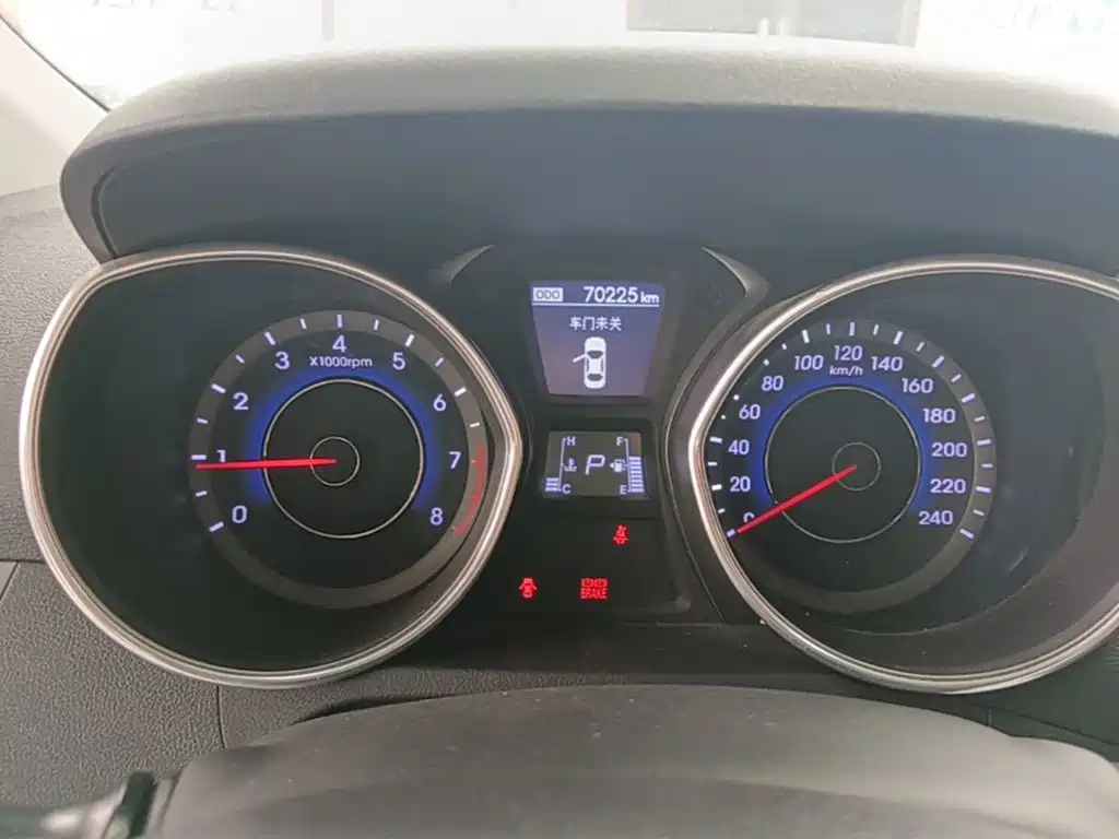 Hyundai Elantra 2016 — фото 12