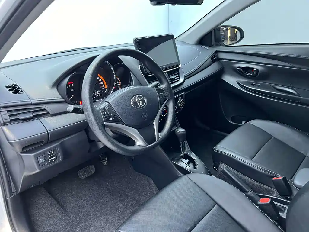 Toyota Yaris L 2022 — фото 11