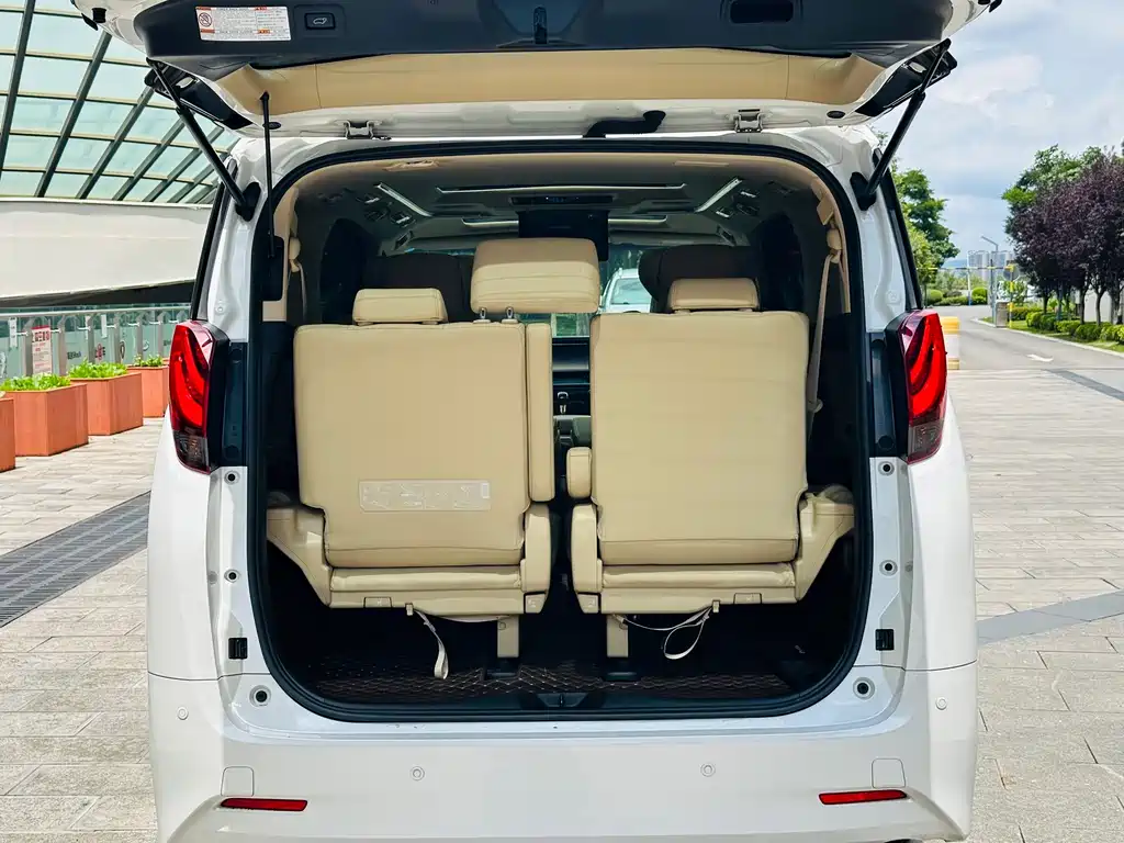 Toyota Alphard 2017 — фото 18