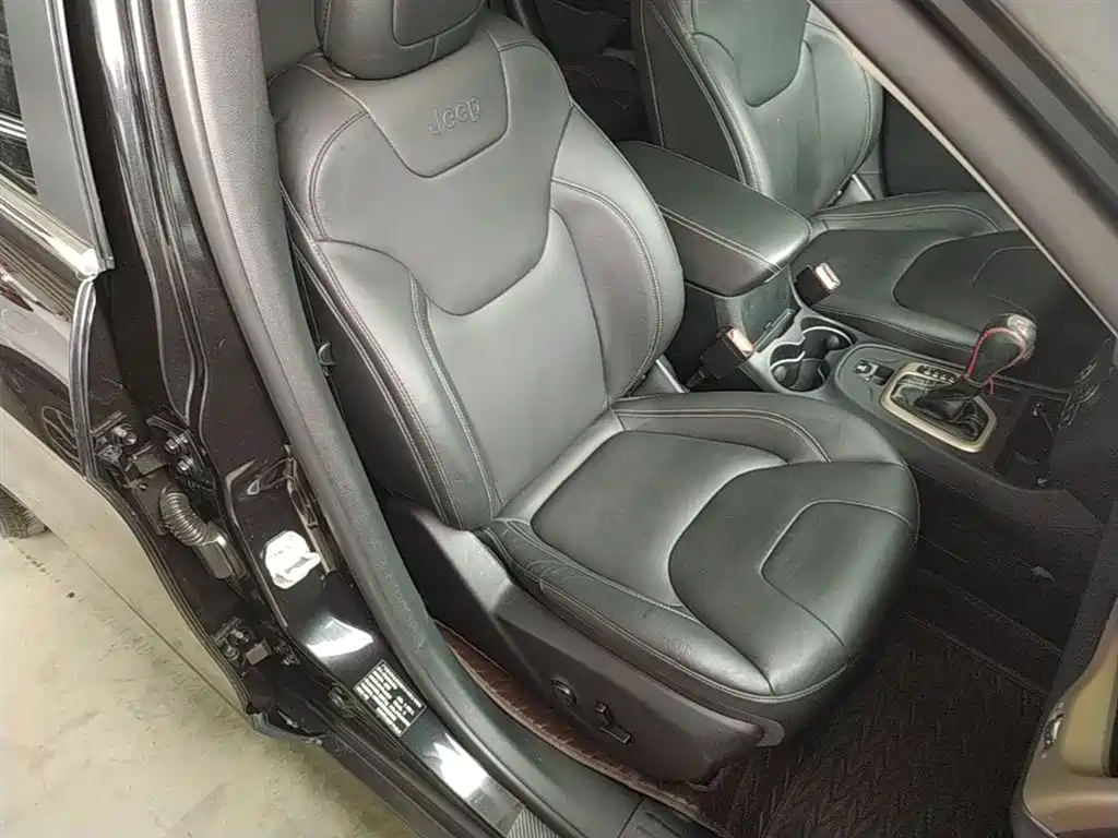 Jeep Cherokee 2018 — фото 25