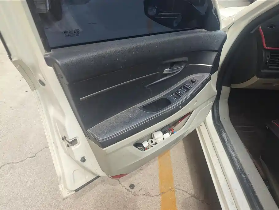BAIC Senova D50 2015 — фото 7