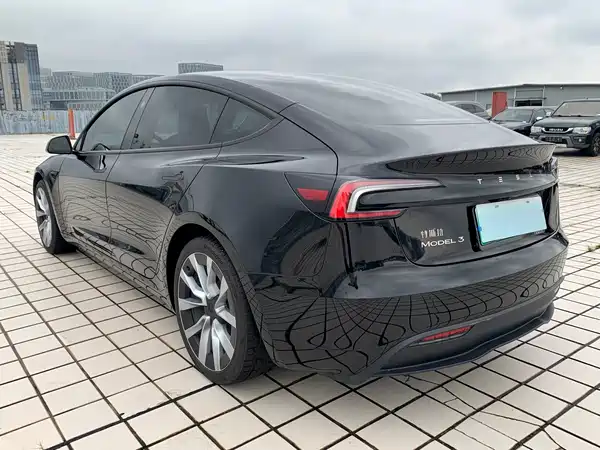 Tesla Model 3 2025