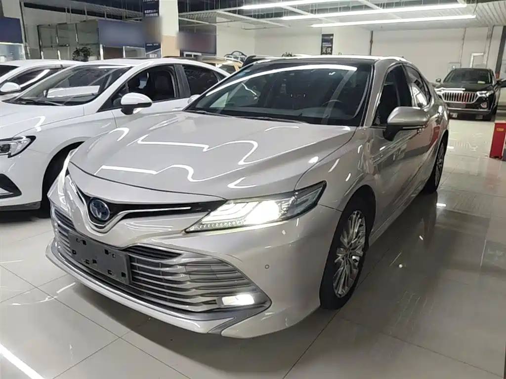 Toyota Camry 2019 — фото 1