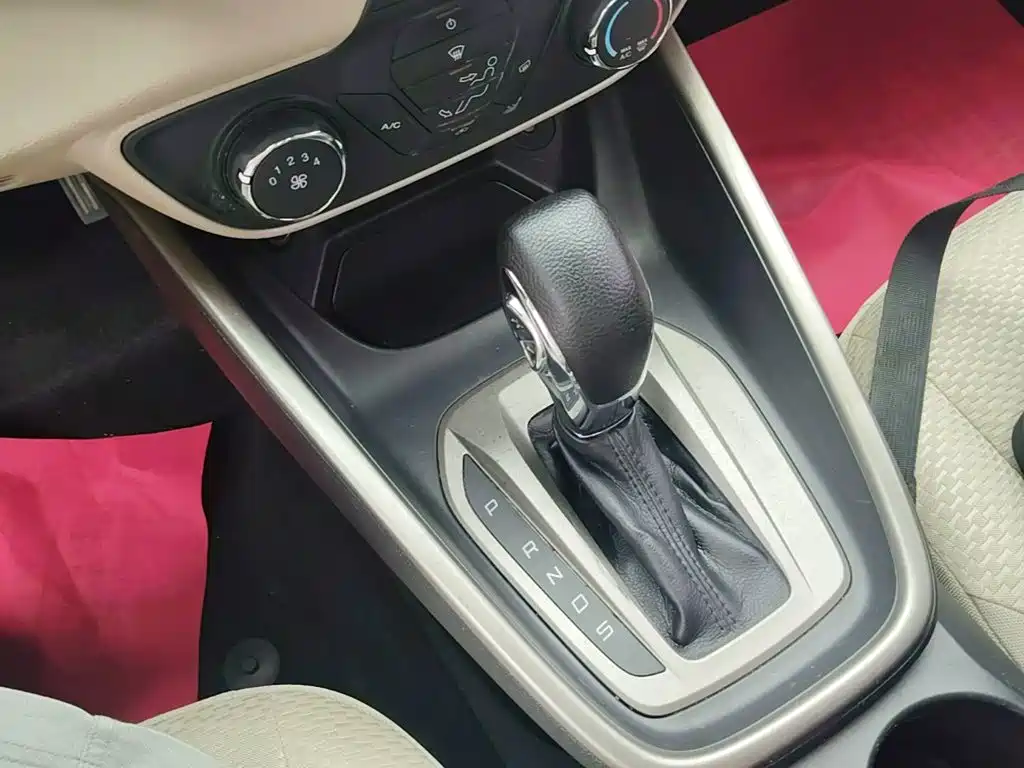 Ford Escort 2015 — фото 14