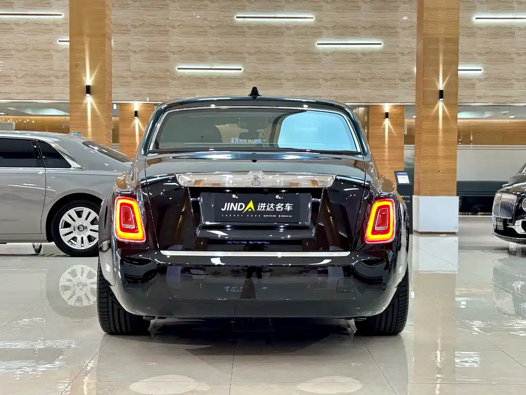 Rolls-Royce Phantom 2019 — фото 26