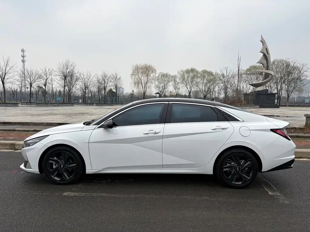 Hyundai Elantra 2023 — фото 8
