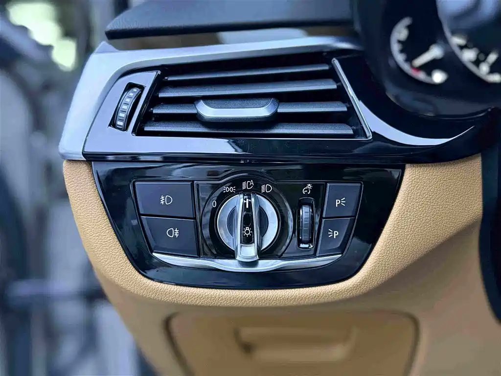 BMW 5 Series 2017 — фото 13
