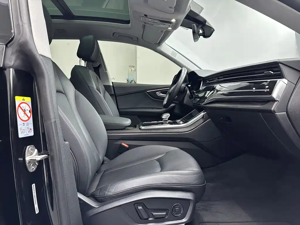 Audi Q8 2023 — фото 14