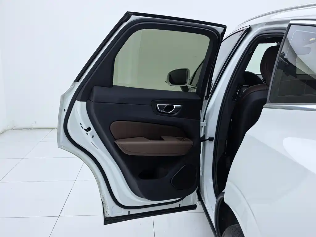Volvo XC60 2024 — фото 22