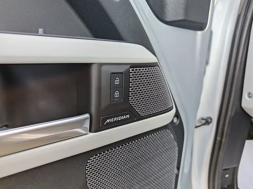 Land Rover Defender 2024 — фото 11