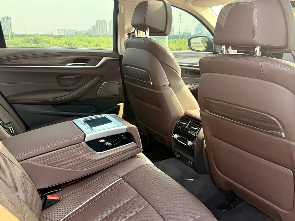 BMW 5 Series 2020 — фото 15