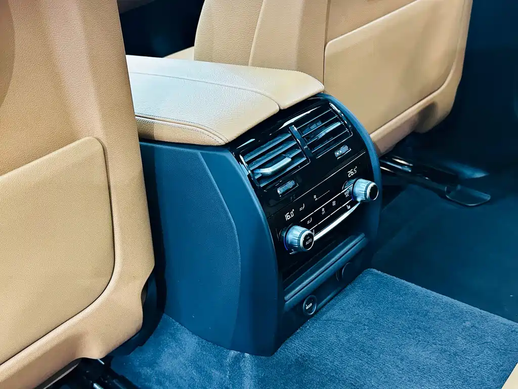 BMW 5 Series 2018 — фото 15