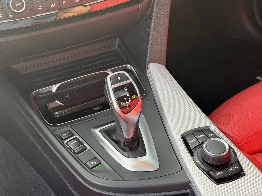 BMW 3 Series 2018 — фото 12