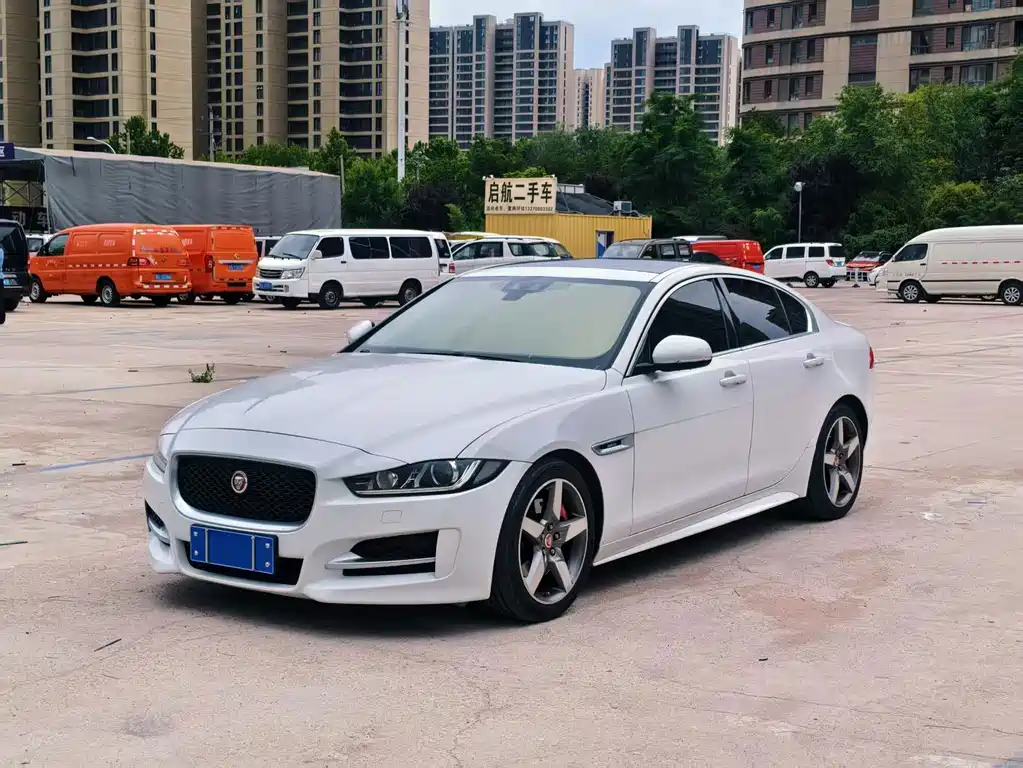 Jaguar XE 2016 — фото 1
