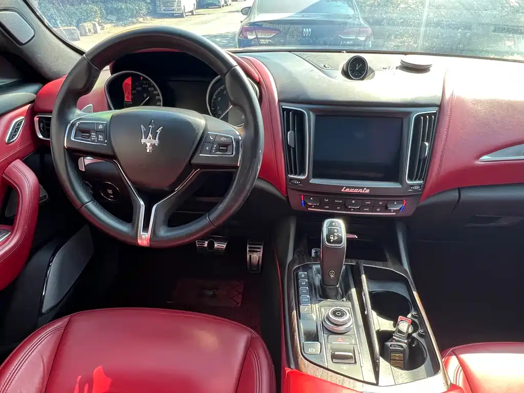 Maserati Levante 2017 — фото 13