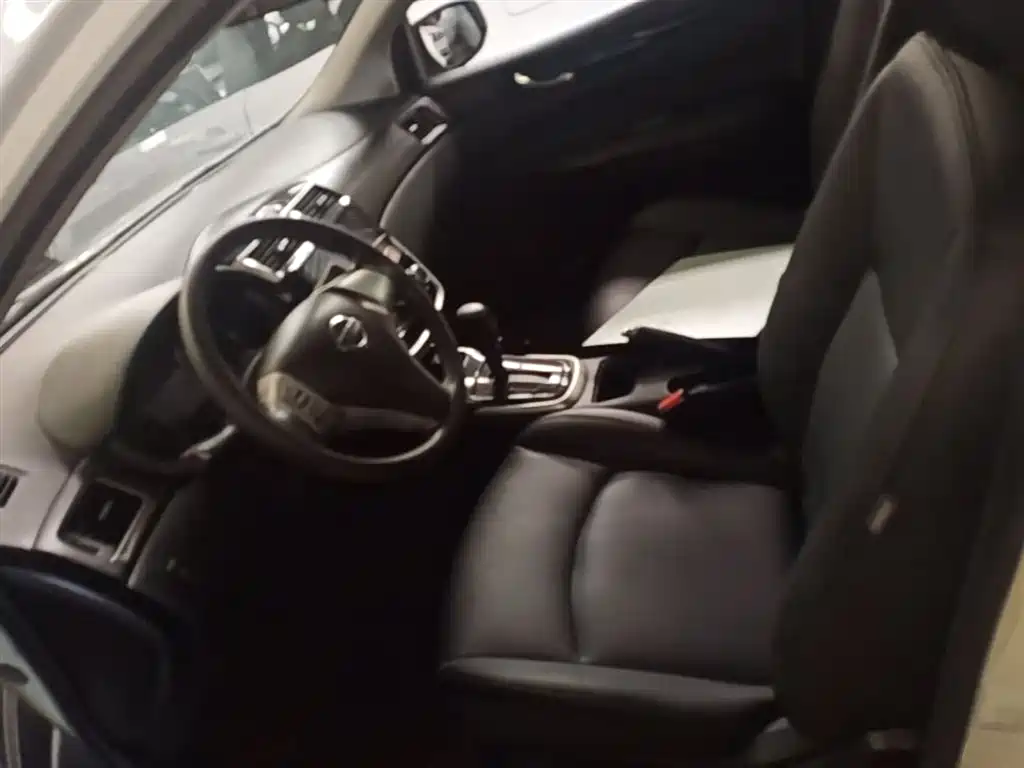 Nissan Tiida 2018 — фото 15