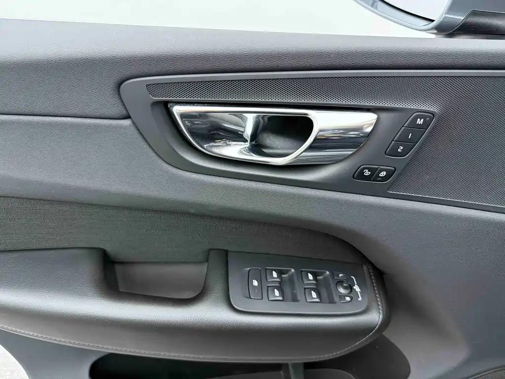 Volvo XC60 2018 — фото 21