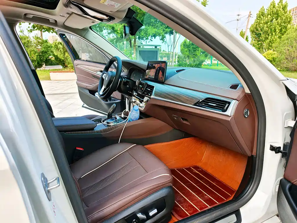 BMW 5 Series 2021 — фото 10