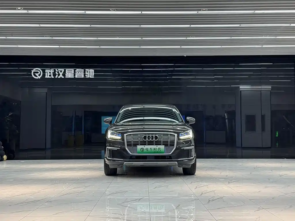 Audi Q2L e-tron 2021 — фото 2