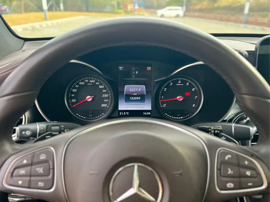 Mercedes-Benz GLC 2017 — фото 15