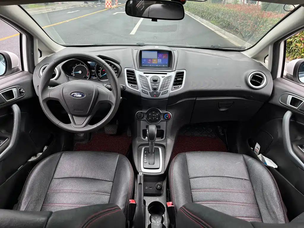 Ford Fiesta 2015 — фото 13