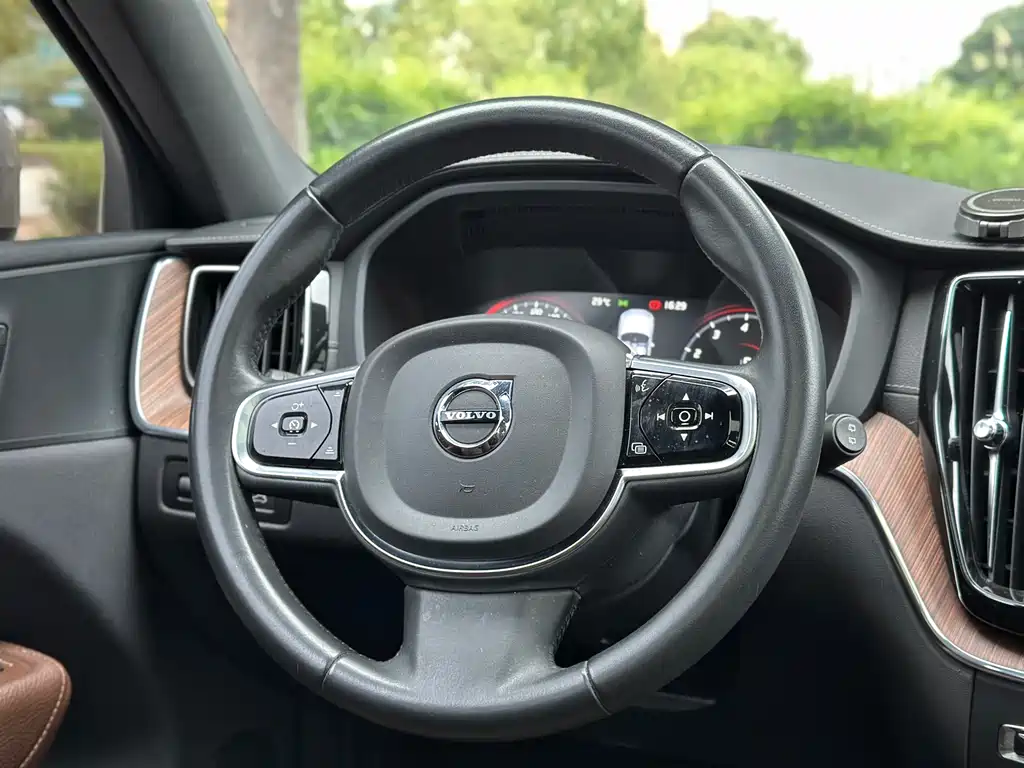 Volvo XC60 2021 — фото 10
