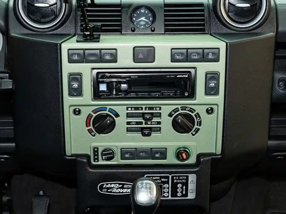 Land Rover Defender 2017 — фото 13