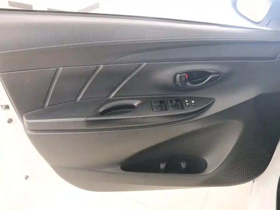 Toyota Yaris L 2020 — фото 10