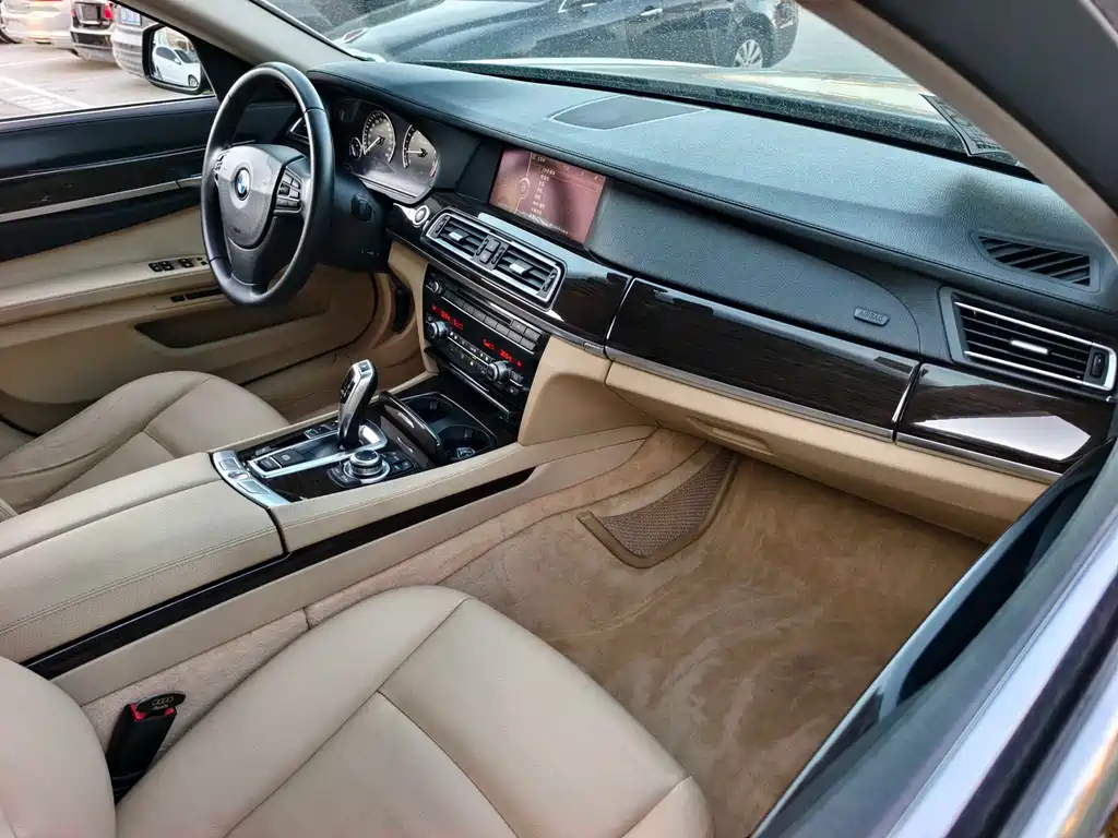 BMW 7 Series 2010 — фото 13